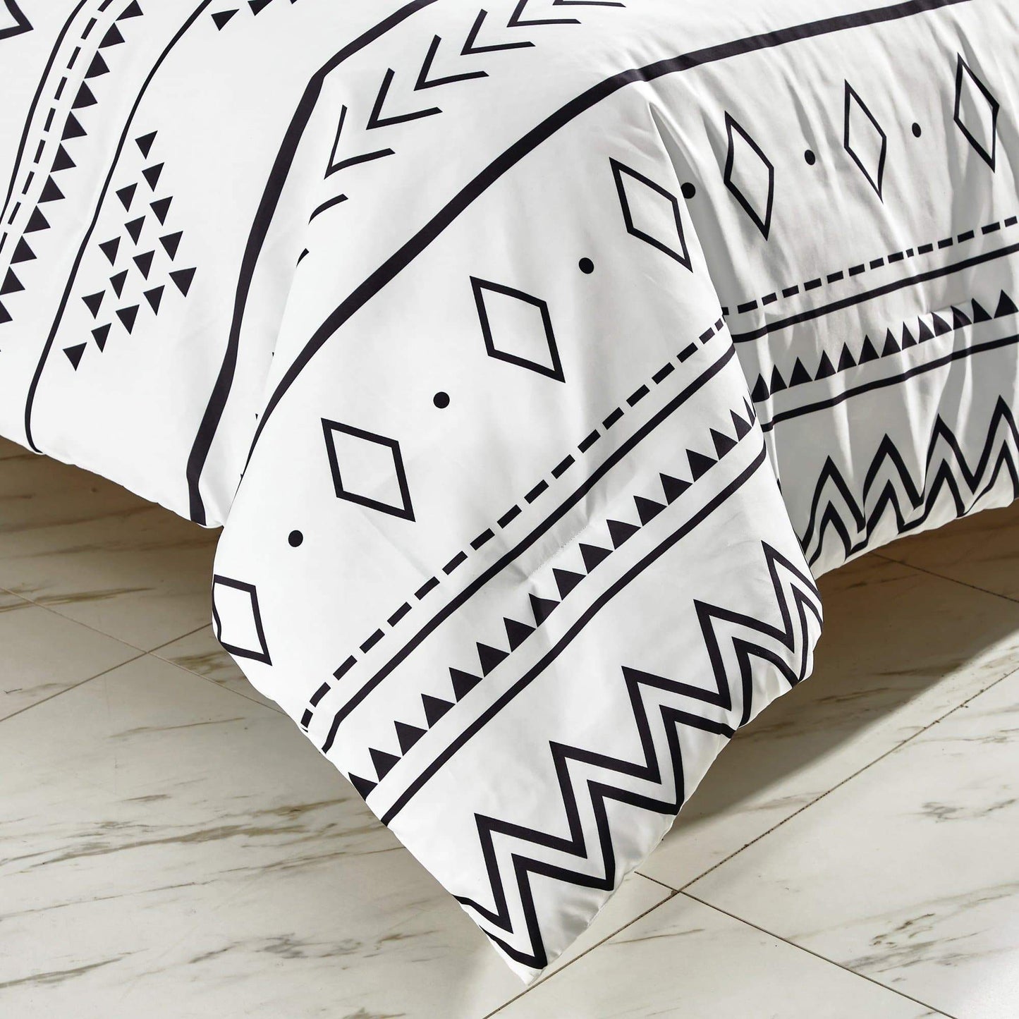 - Bohemian Southwestern Aztec Navajo Comforter - 6 Piece Set: White / King